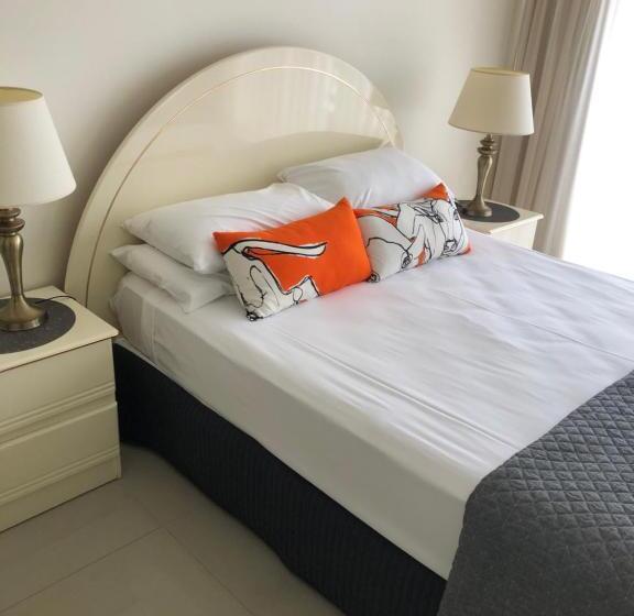 آپارتمان اقتصادی دو خوابه, Surfers Century Oceanside Apartments