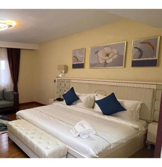 سوئیت با تخت بزرگ, Atmosphere Hotel & Spa