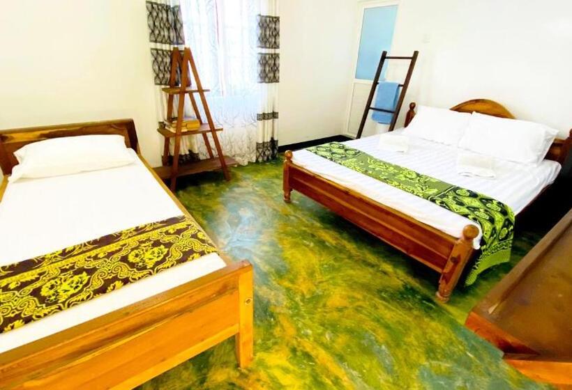 اتاق استاندارد سه نفره, Madiha Surf House Lanka