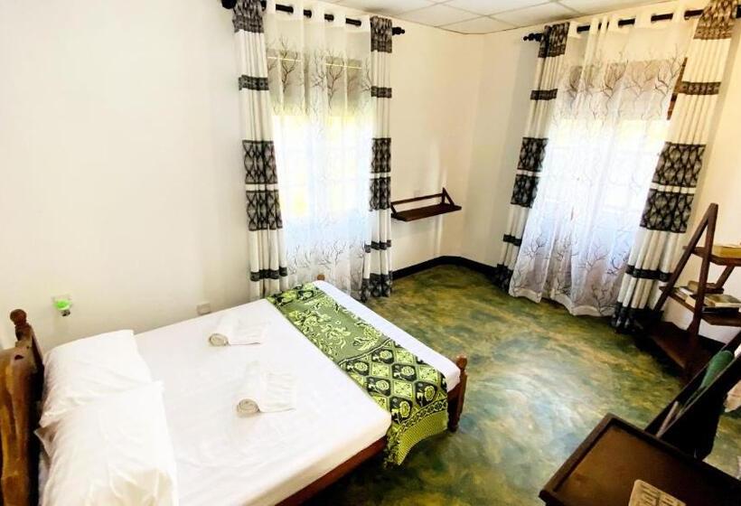اتاق استاندارد با بالکن, Madiha Surf House Lanka