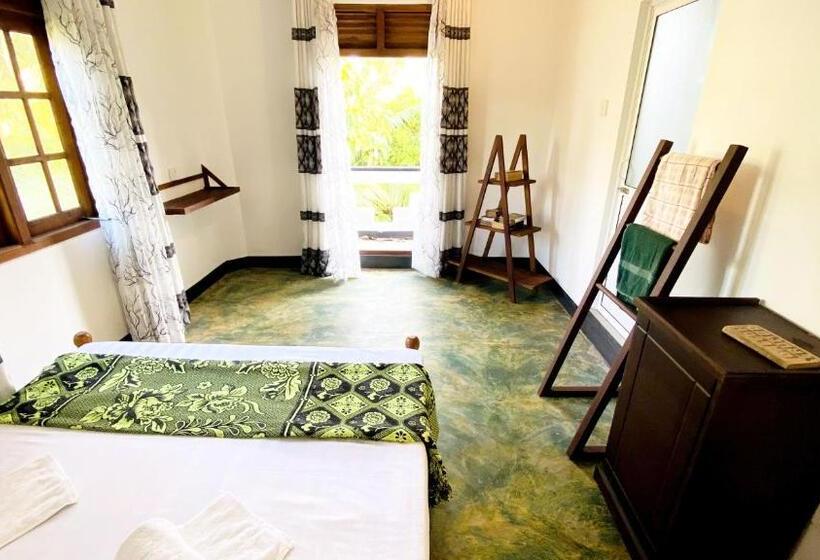 اتاق استاندارد با بالکن, Madiha Surf House Lanka