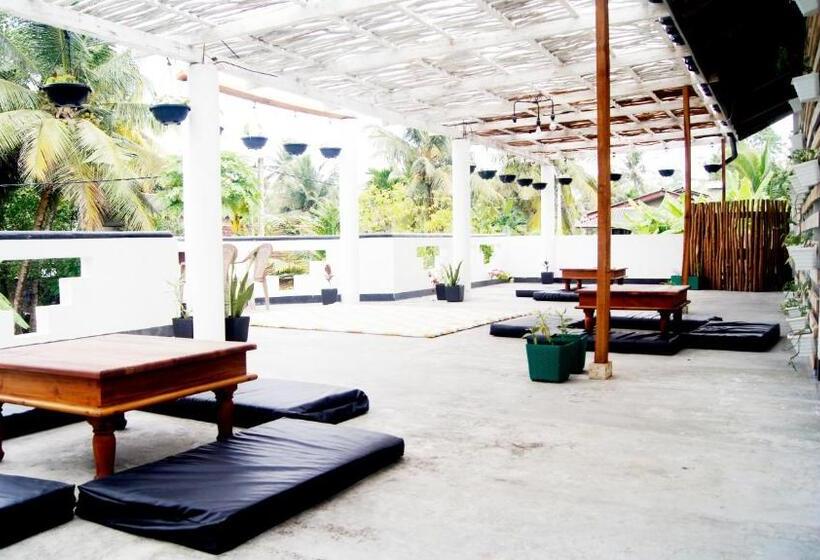 اتاق استاندارد با بالکن, Madiha Surf House Lanka