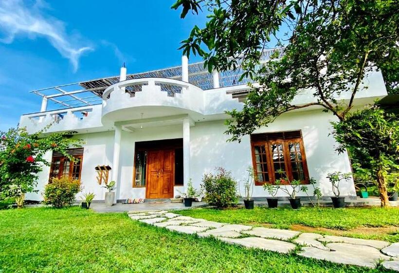 اتاق استاندارد با بالکن, Madiha Surf House Lanka