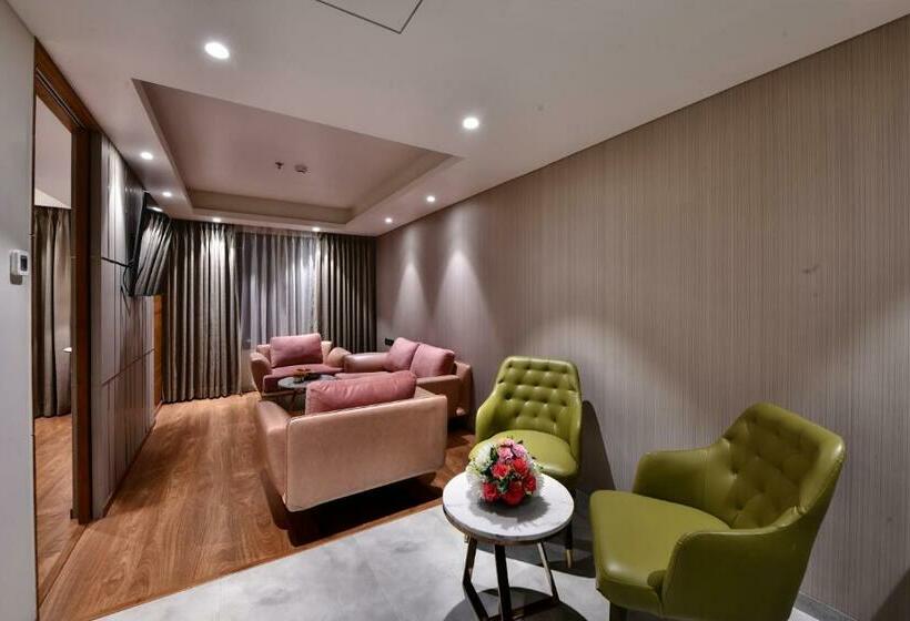 سوییت جونیور, Regenta Fairlark Vadodara