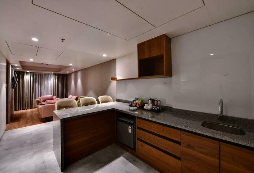 سوئیت رویال, Regenta Fairlark Vadodara