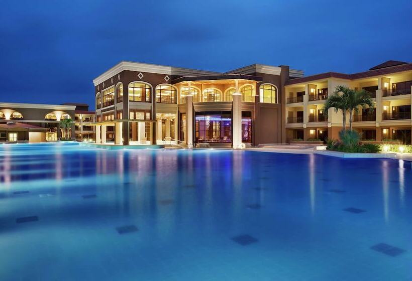 غرفة إدارية مطلة على حمام السباحة, Hilton Alexandria Kings Ranch Resort