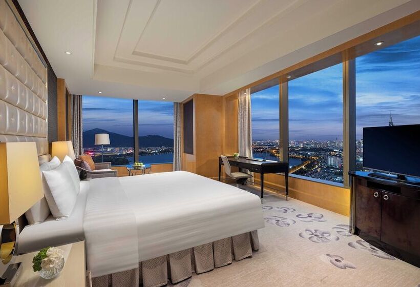 اتاق پریمیوم با چشم‌انداز دریاچه, Shangrila Nanjing