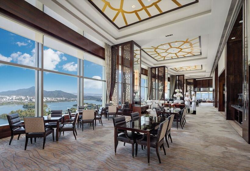 اتاق پریمیوم با چشم‌انداز دریاچه, Shangrila Nanjing