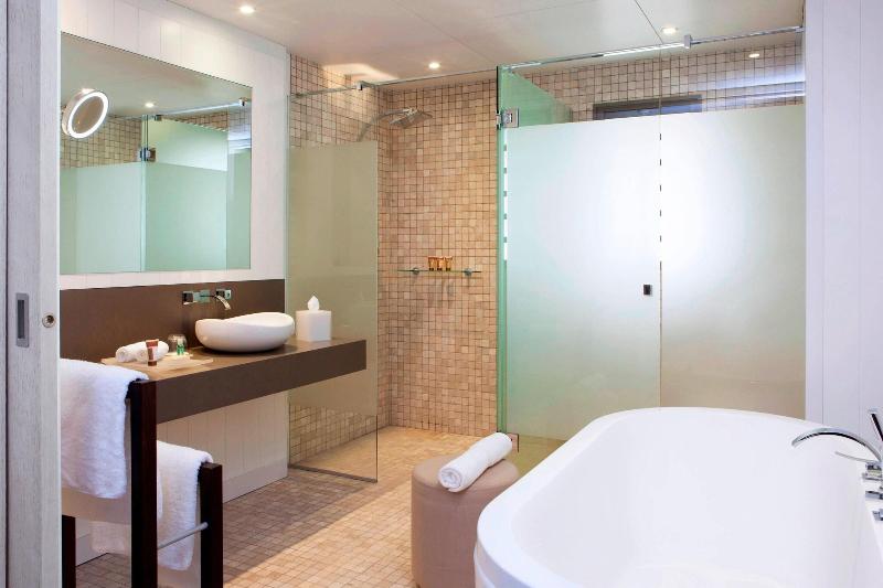 اتاق استاندارد با بالکن و چشم‌انداز باغ, Sheraton New Caledonia Deva Spa & Golf Resort