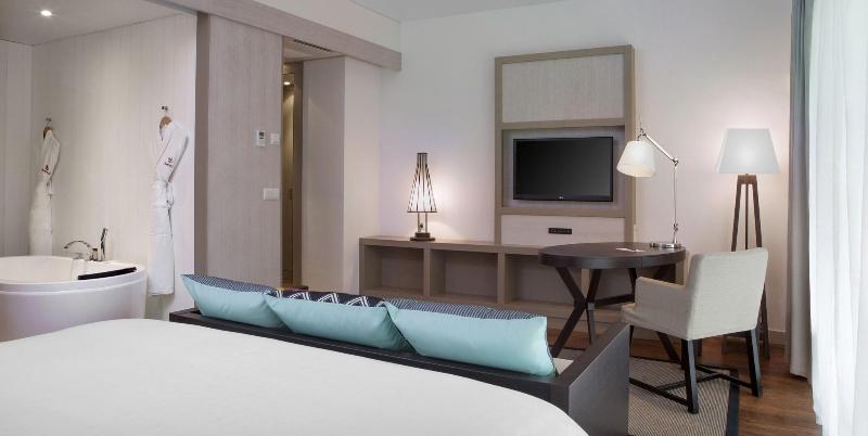 اتاق استاندارد با تخت بزرگ, Sheraton New Caledonia Deva Spa & Golf Resort