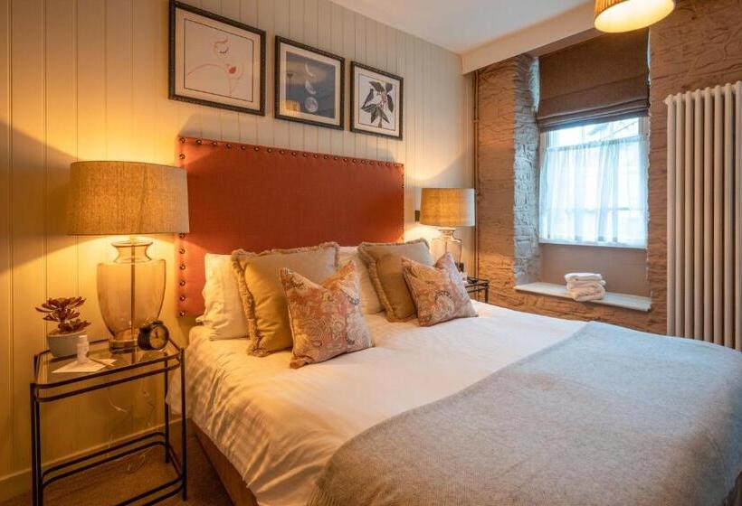 اتاق سوپریور با تخت بزرگ, The George Inn & Plaine