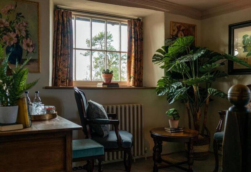 اتاق کلاسیک, The George Inn & Plaine