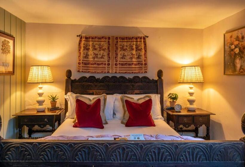 اتاق لوکس, The George Inn & Plaine