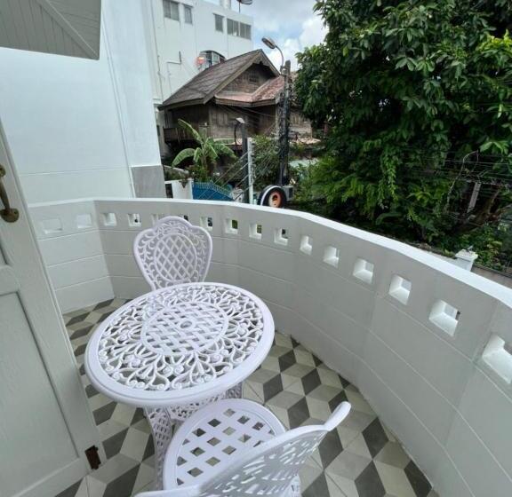 اتاق لوکس با بالکن, Roomquest Rim Praya Dinsor Road