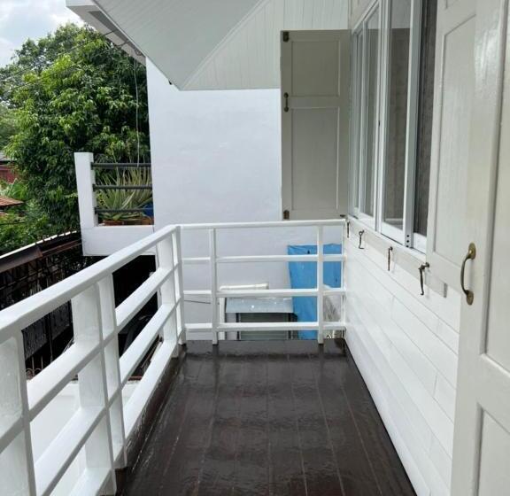 اتاق لوکس با بالکن, Roomquest Rim Praya Dinsor Road