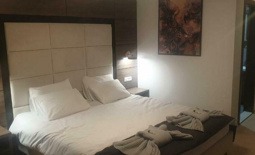 اتاق لوکس با چشم‌انداز شهر, Villa Mystic