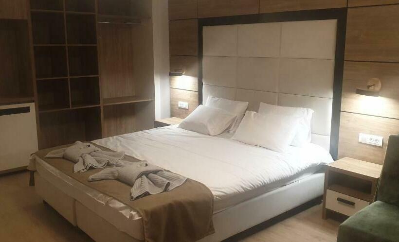اتاق لوکس با چشم‌انداز شهر, Villa Mystic