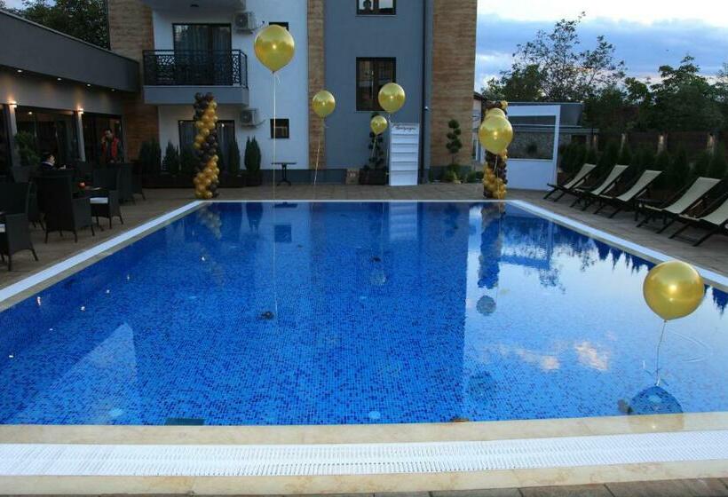 اتاق لوکس با چشم‌انداز استخر, Villa Mystic