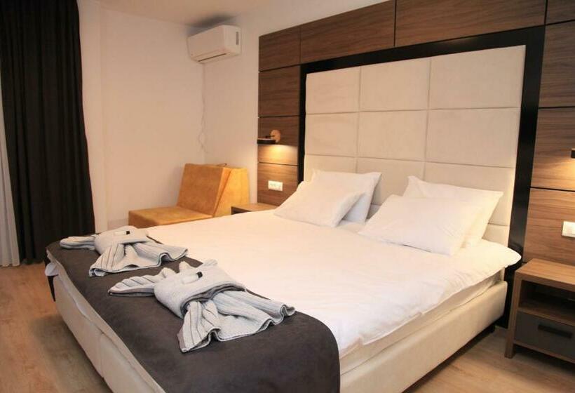 اتاق لوکس با چشم‌انداز استخر, Villa Mystic