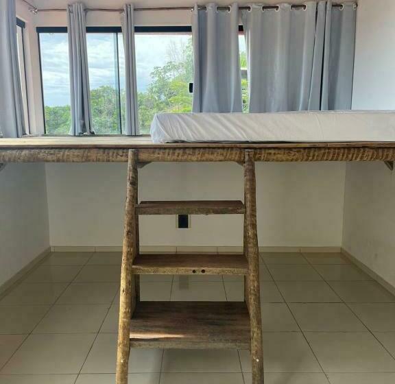 اتاق لوکس با چشم‌انداز دریا, Hostel Pipe House