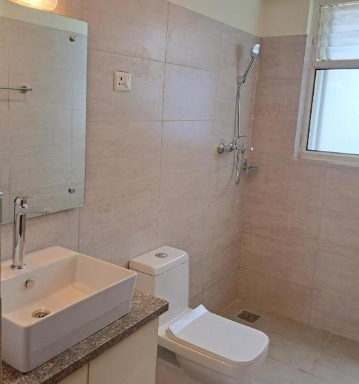 اتاق لوکس سه تخته, Rodeos Inn