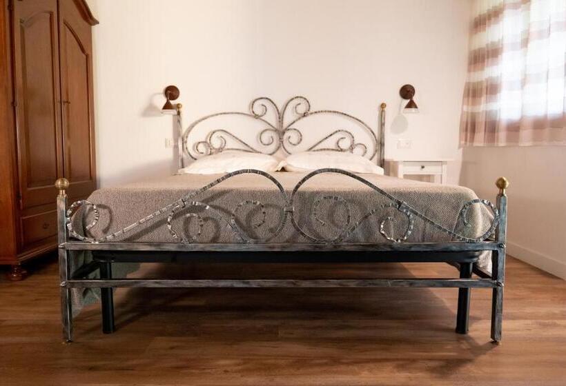 اتاق استاندارد با چشم‌انداز استخر, Agriturismo Casa Chiara