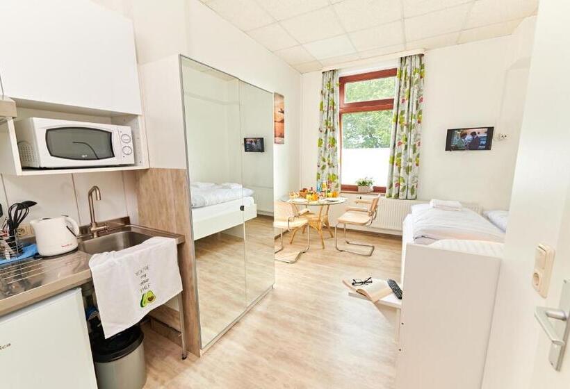 استودیوی استاندارد, Aparthotel B & L