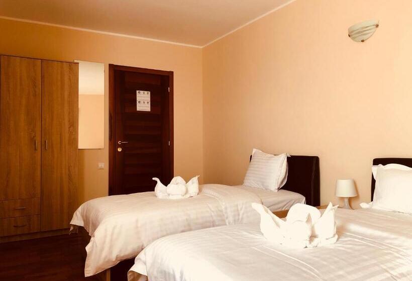 اتاق استاندارد سه تخته با سرویس بهداشتی مشترک, Monte Carlo Palace Rooms