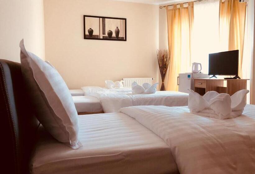 اتاق استاندارد سه تخته با سرویس بهداشتی مشترک, Monte Carlo Palace Rooms