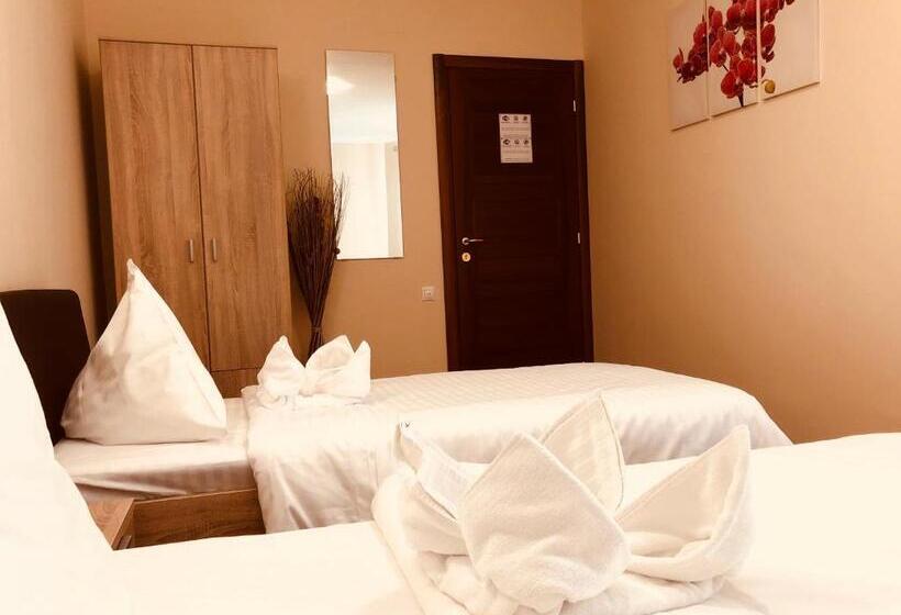 اتاق استاندارد سه تخته با سرویس بهداشتی مشترک, Monte Carlo Palace Rooms