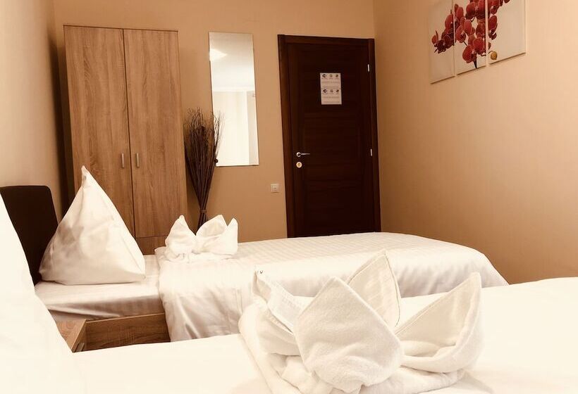 اتاق استاندارد سه تخته با سرویس بهداشتی مشترک, Monte Carlo Palace Rooms