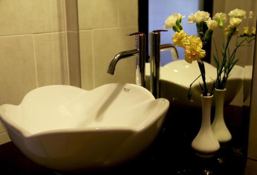 اتاق لوکس سه تخته, Cozy Boutique