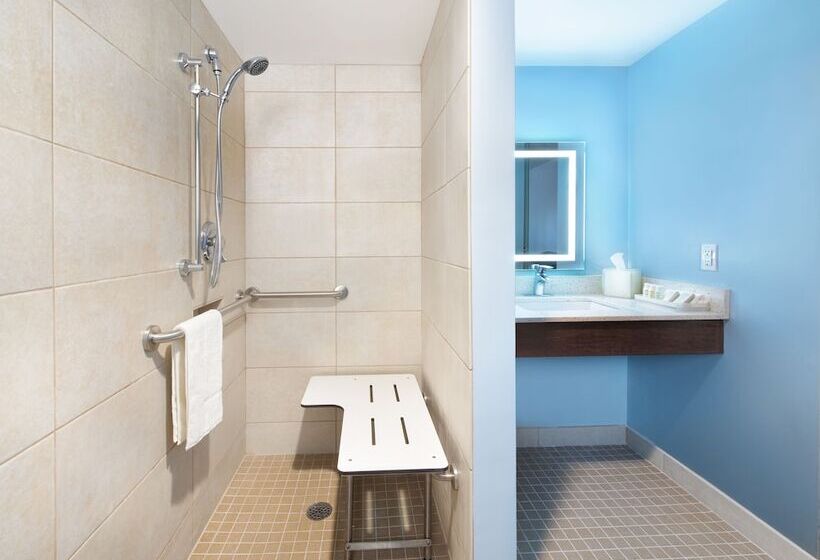 Suite Adapted for people with reduced mobility, Indigo Cleveland Beachwood