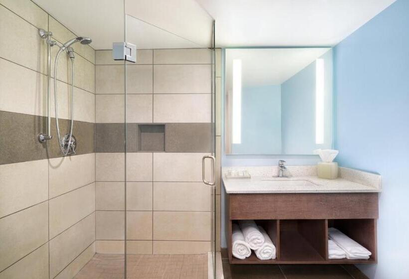 اتاق استاندارد با تخت بزرگ, Indigo Cleveland Beachwood, An Ihg