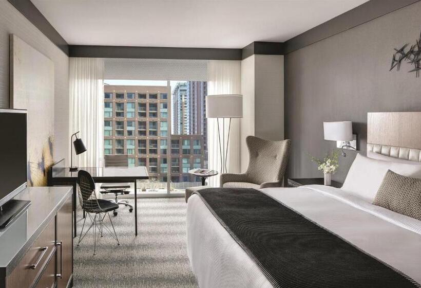 Superior Room King Size Bed, Loews Chicago