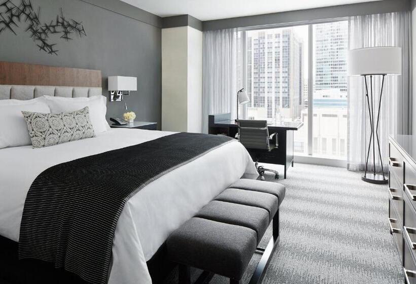 Junior Suite, Loews Chicago