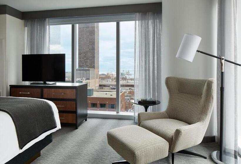 Suite with lake view, Loews Chicago