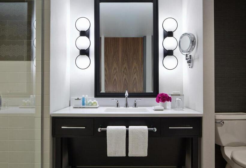 Standard Room Adapted for people with reduced mobility, Loews Chicago