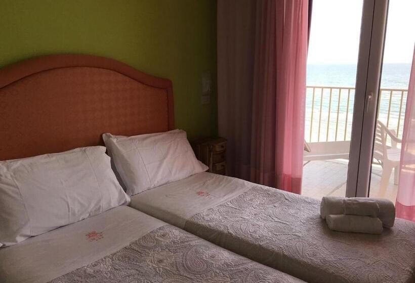 اتاق استاندارد با بالکن و چشم‌انداز دریا, B&b Negresco