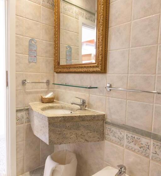 اتاق استاندارد با بالکن و چشم‌انداز دریا, B&b Negresco