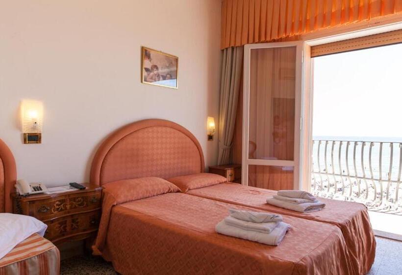 اتاق استاندارد چهار تخته با چشم‌انداز دریا, B&b Negresco