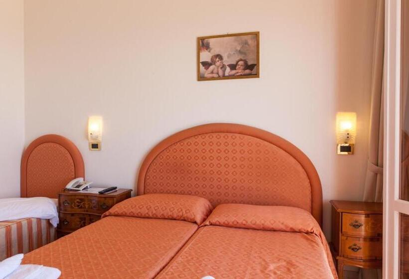 اتاق استاندارد چهار تخته با چشم‌انداز دریا, B&b Negresco