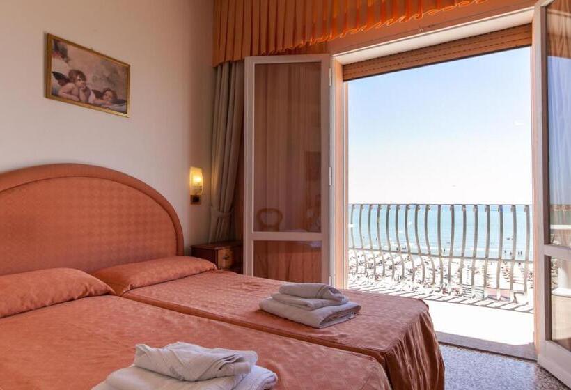 اتاق استاندارد چهار تخته با چشم‌انداز دریا, B&b Negresco