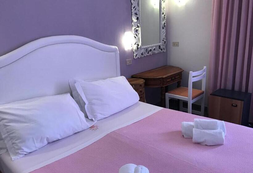 اتاق استاندارد چهار تخته با چشم‌انداز دریا, B&b Negresco