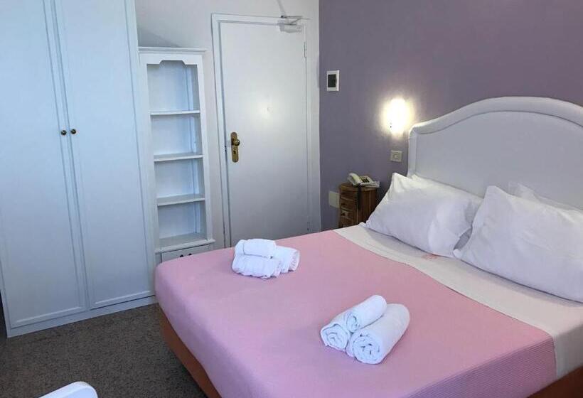 اتاق استاندارد چهار تخته با چشم‌انداز دریا, B&b Negresco