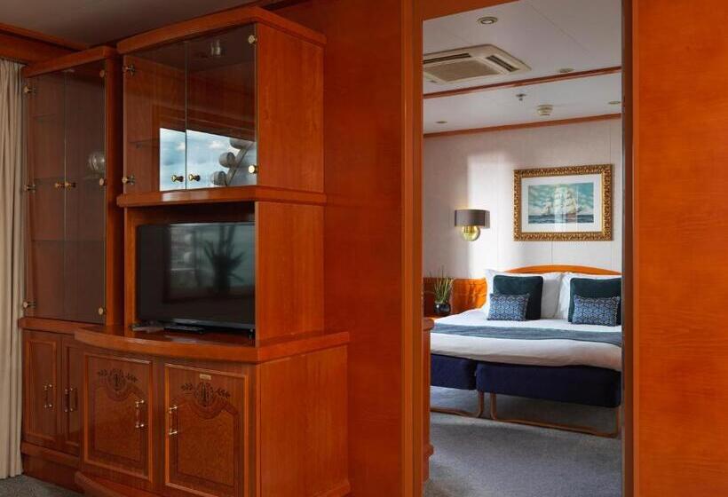 Junior suite with river view, Sunborn London Yacht