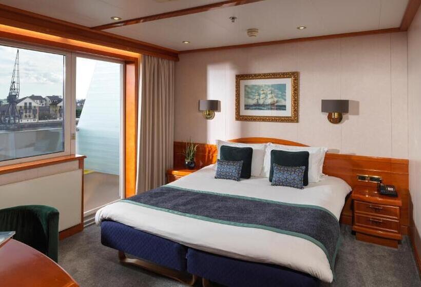Junior suite with river view, Sunborn London Yacht