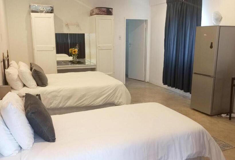 اتاق لوکس خانوادگی, Thuto Centre Conferencing & Bush Lodge