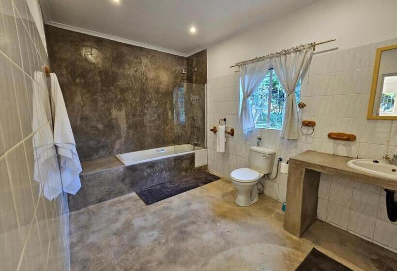 اتاق لوکس خانوادگی, Thuto Centre Conferencing & Bush Lodge