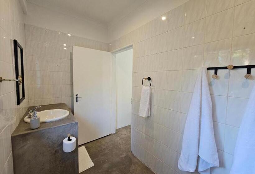اتاق لوکس, Thuto Centre Conferencing & Bush Lodge